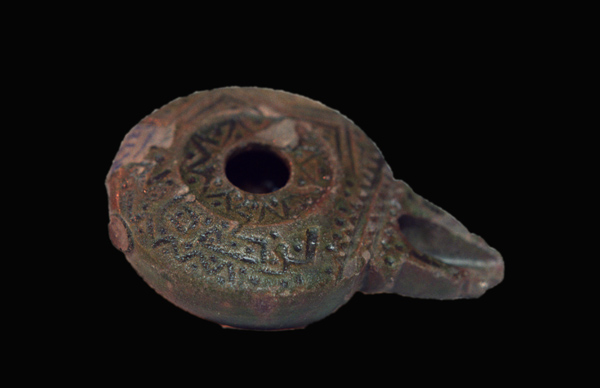 مسرجة عليها زخارف هندسية.jpg